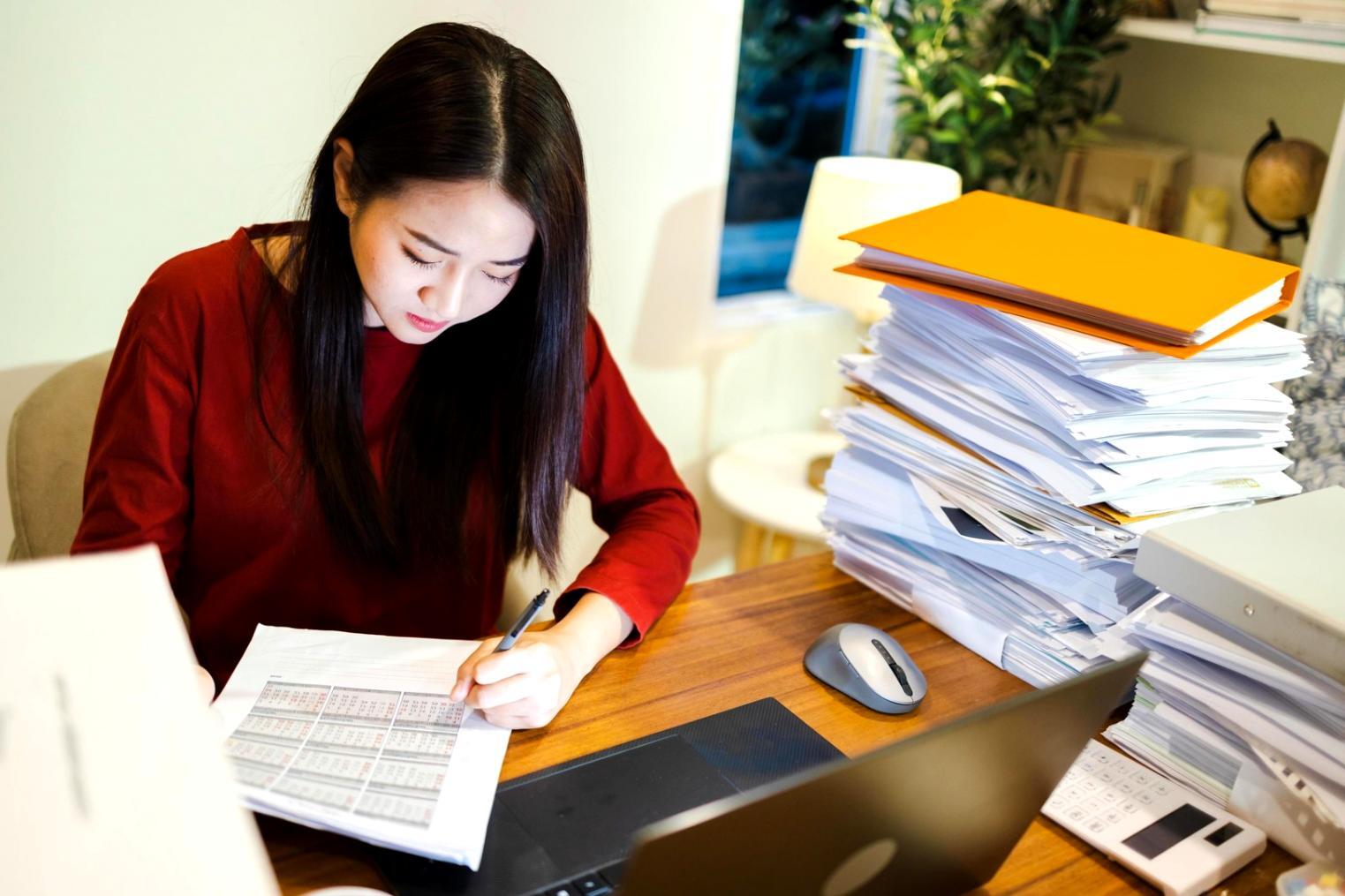 Büroumgebung mit Fokus auf datengetriebene Geschäftsentscheidungen