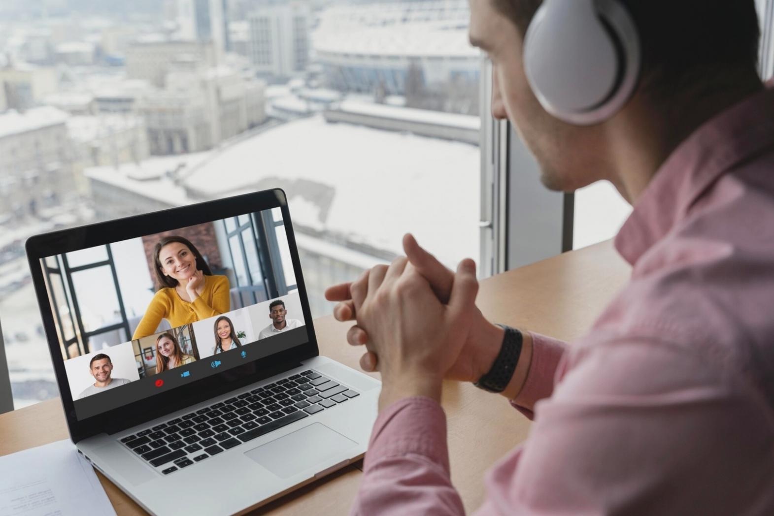 Finanzanalyse-Sitzung mit detaillierten Berichten und Diagrammen auf dem Schreibtisch